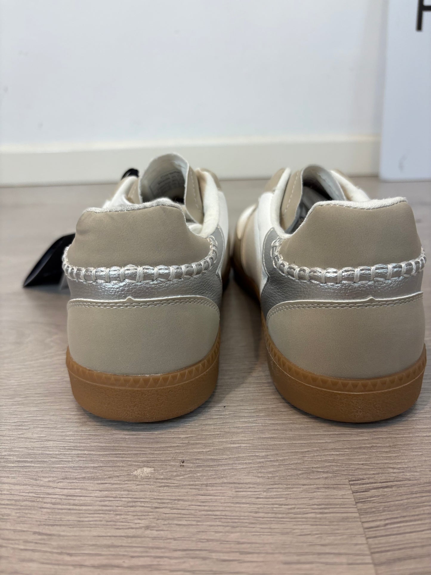 Zapatillas beige y blanca T.41