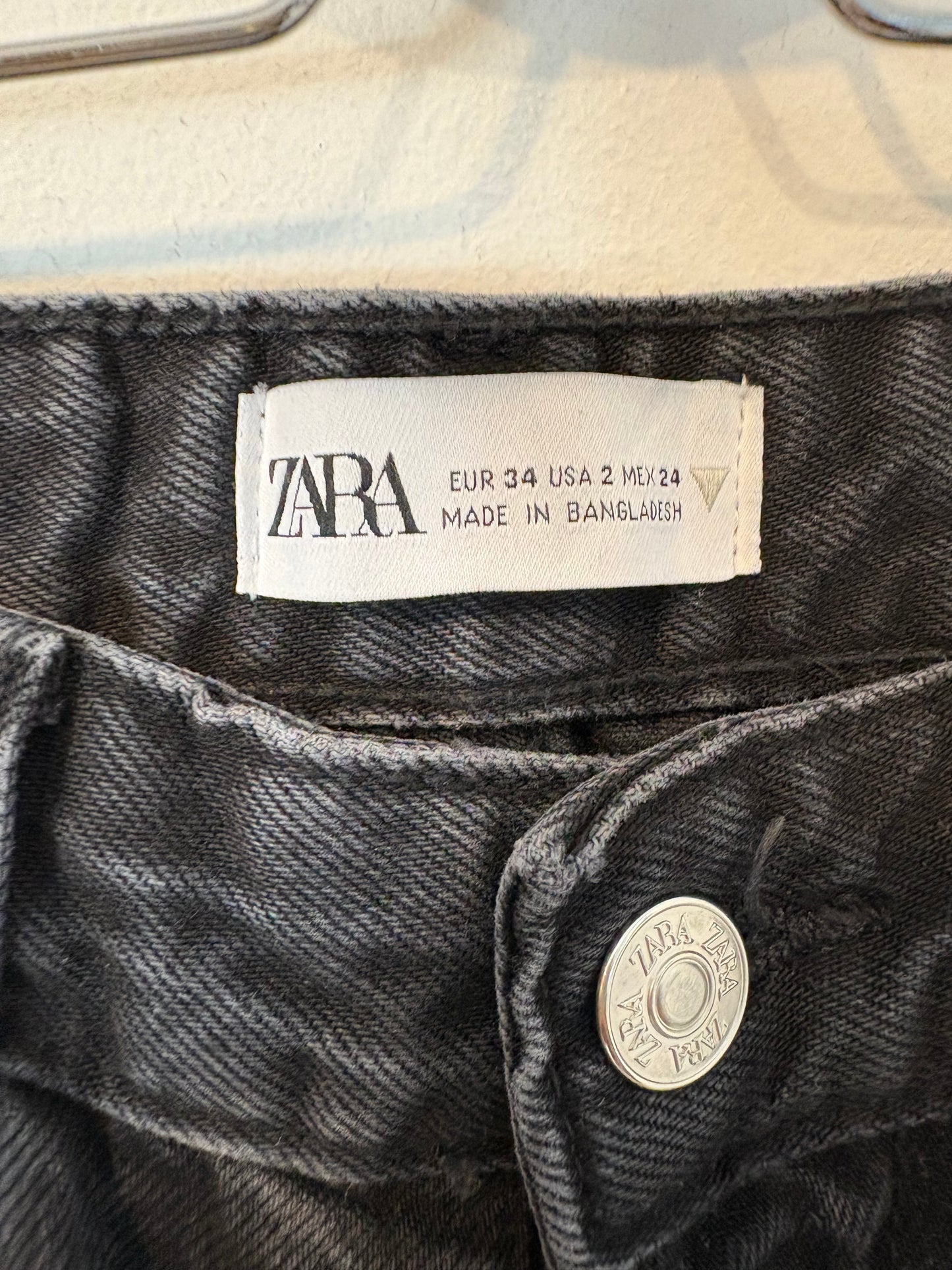 MASSIMO DUTTI. Short green skirt with pocket T.xs