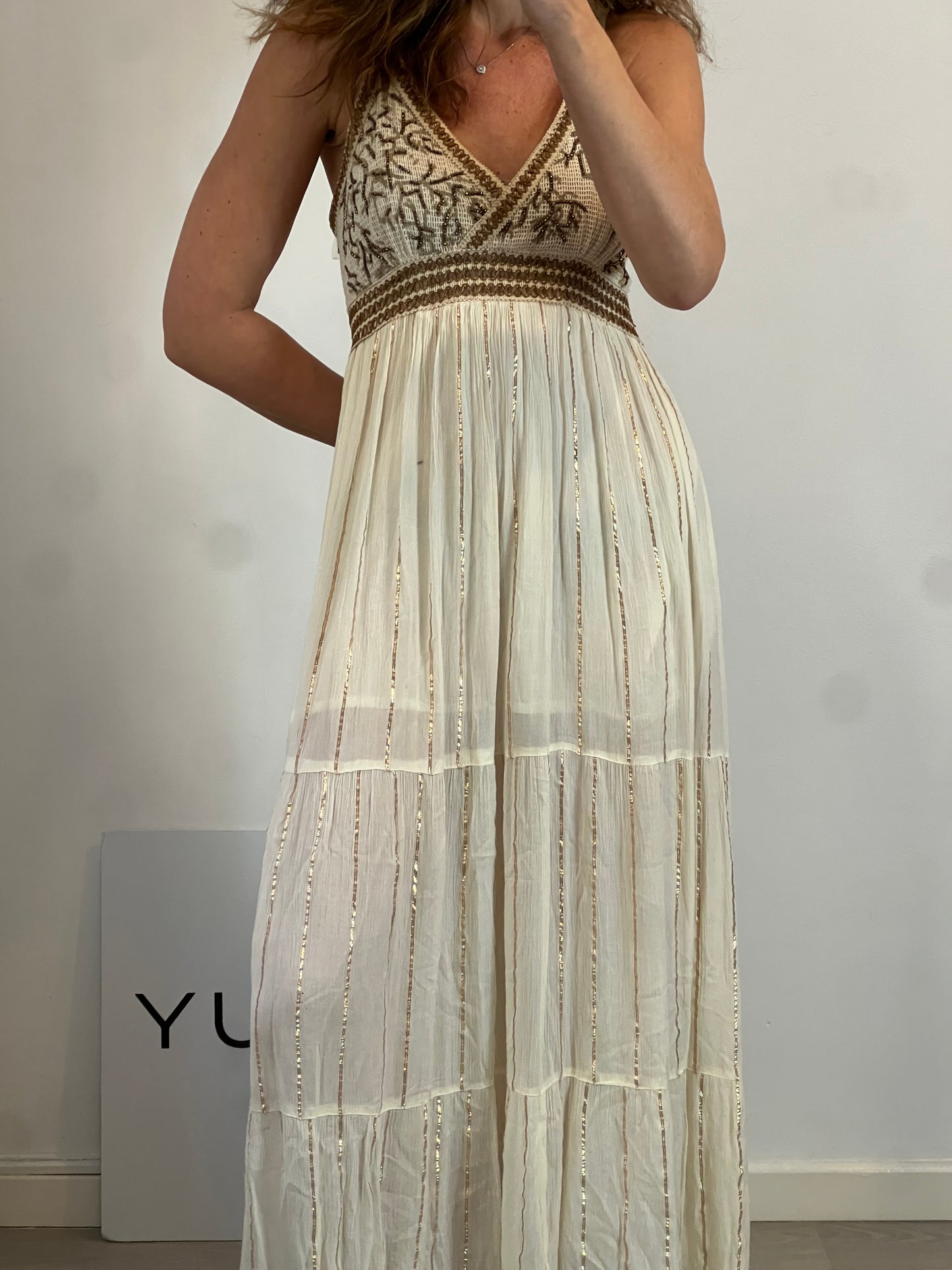 MADAM. Vestido largo beige detalles. T M