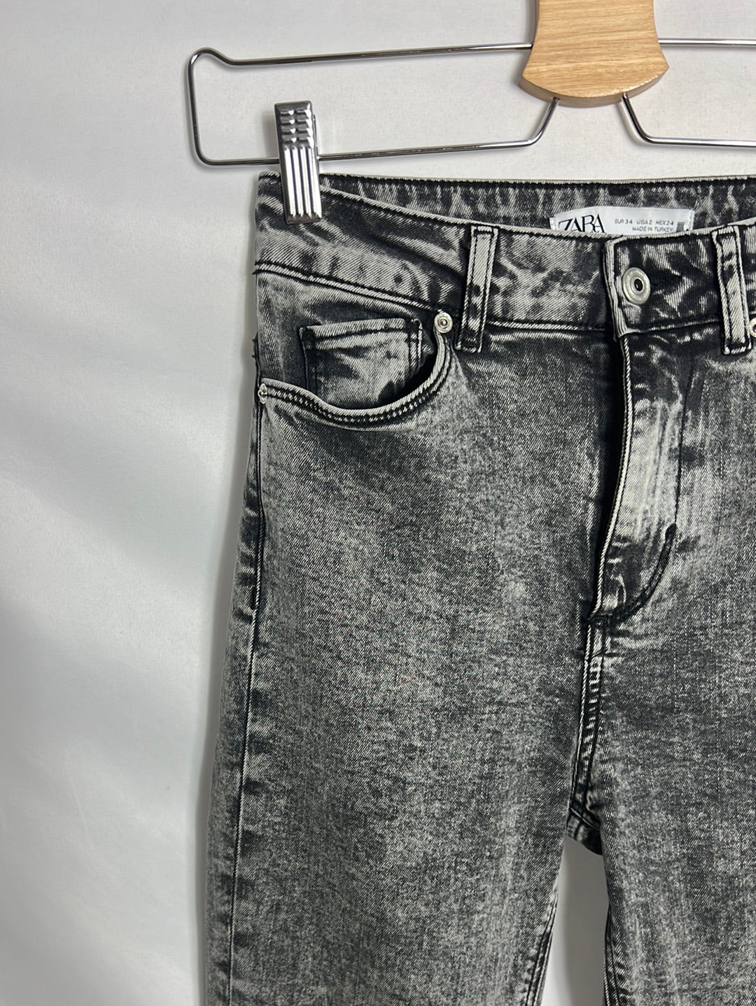 ZARA. Straight-leg gray denim trousers with slits. Size 34