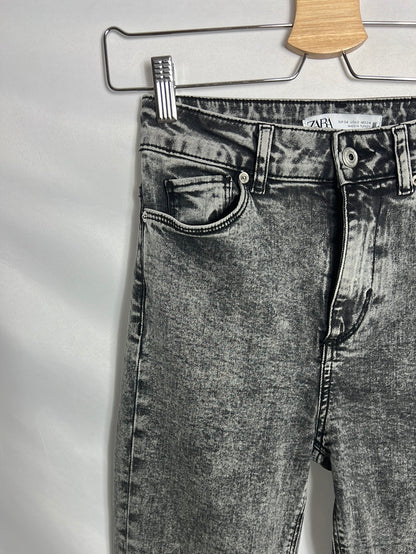 ZARA. Straight-leg gray denim trousers with slits. Size 34