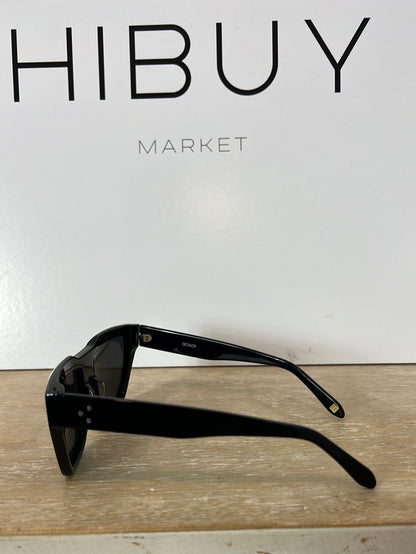 OTRAS. Gafas negras detalle montura