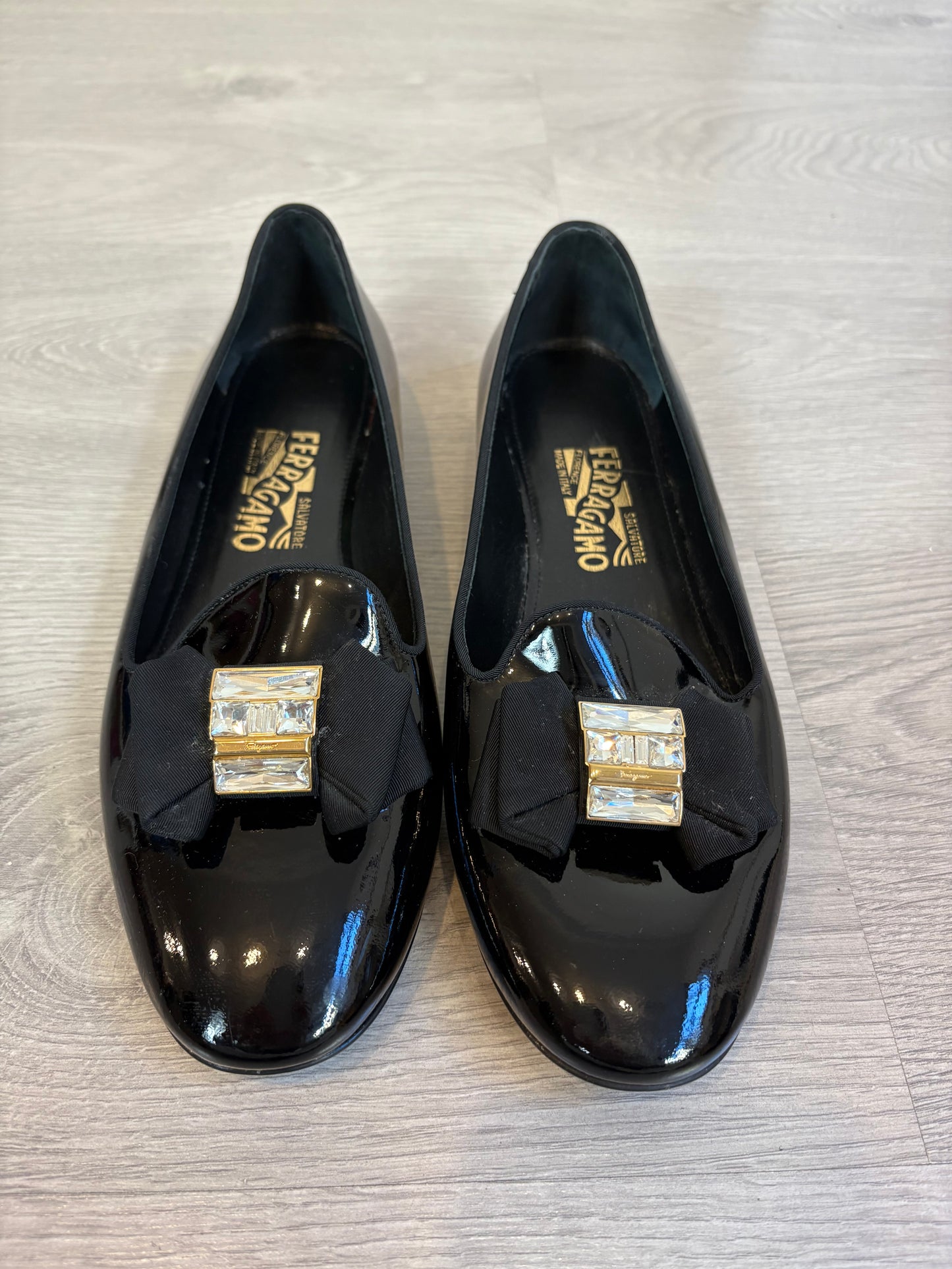 SALVATORE FERRAGAMO. Mocasines charol lazo