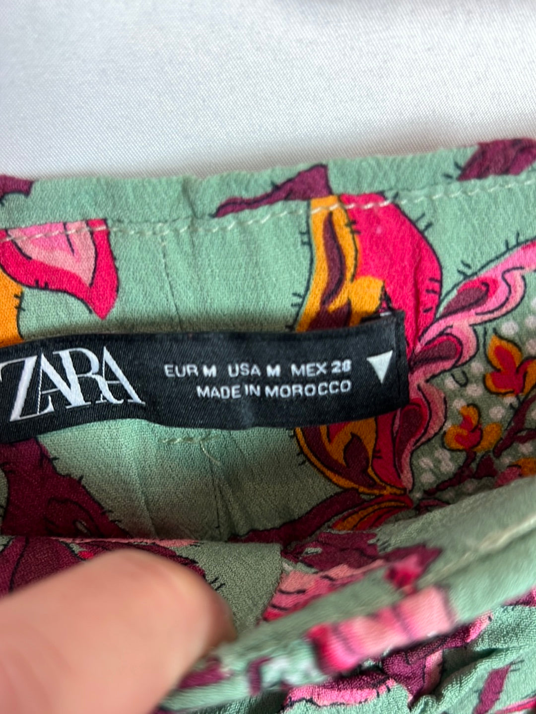 ZARA. Falda corta asimétrica estampada. T M (S)