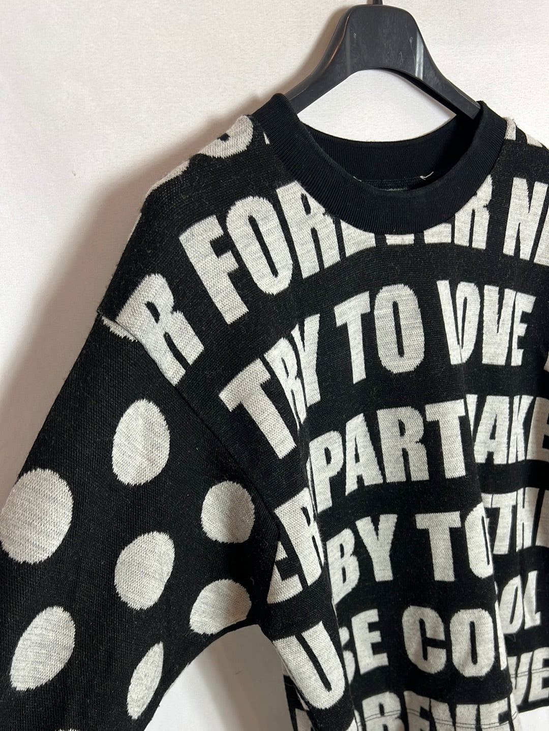 SANDRO. Jersey negro letras. T S