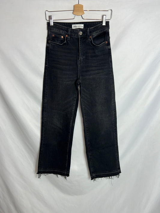 ZARA. Pantalón negro desflecado. T 36