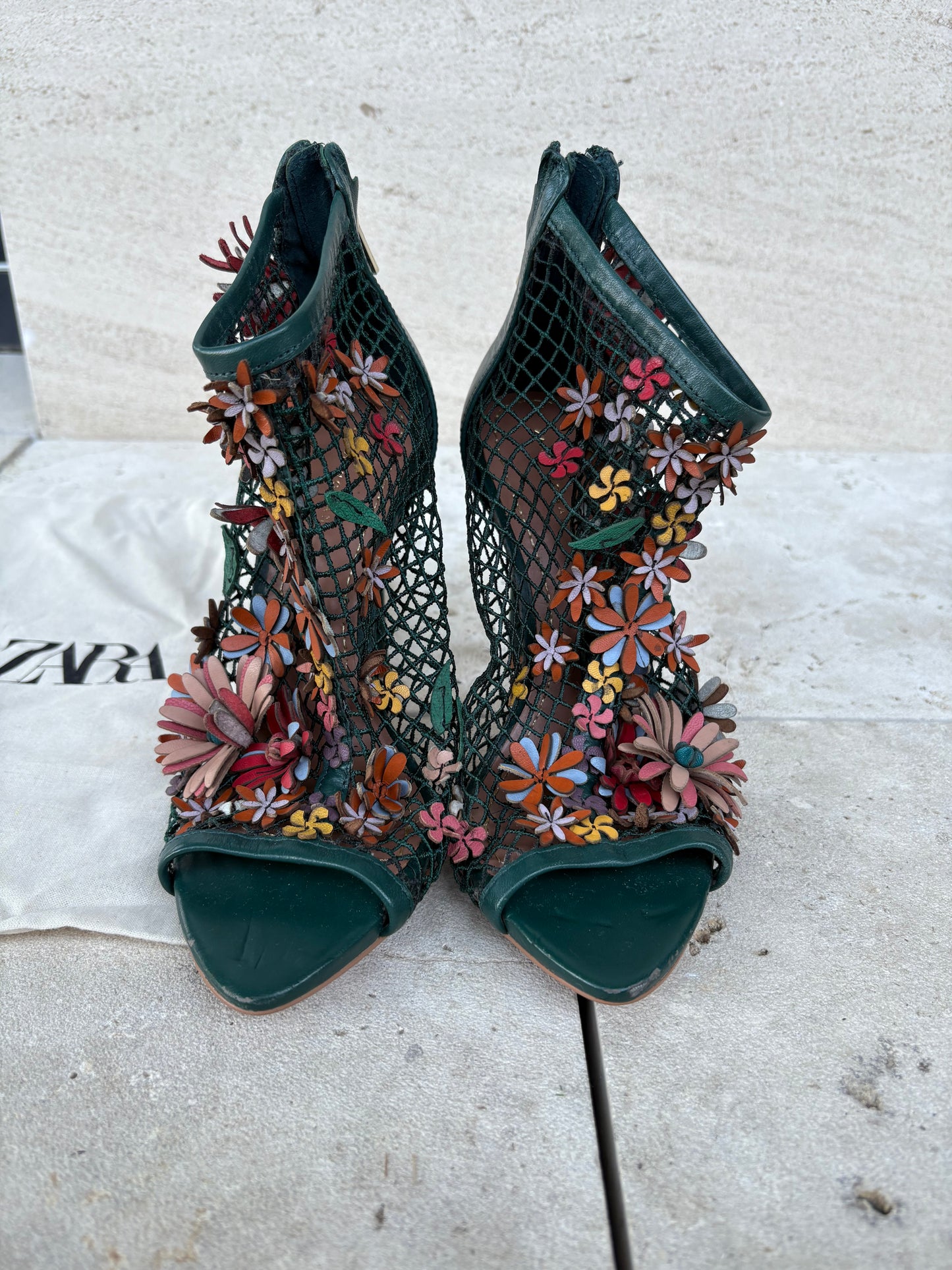 ZARA. Sandalias piel flores. T 36
