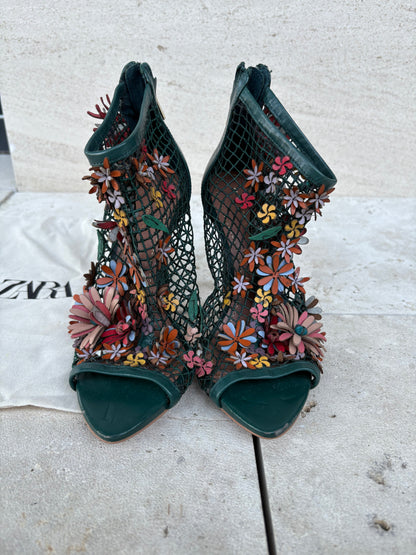 ZARA. Sandalias piel flores. T 36