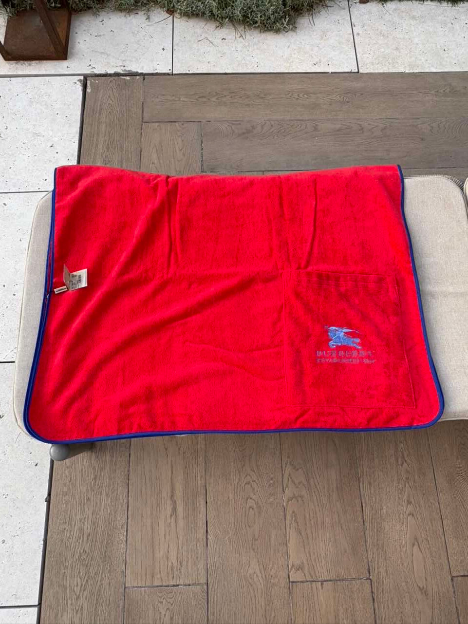 BURBERRY. Toalla de playa roja logo