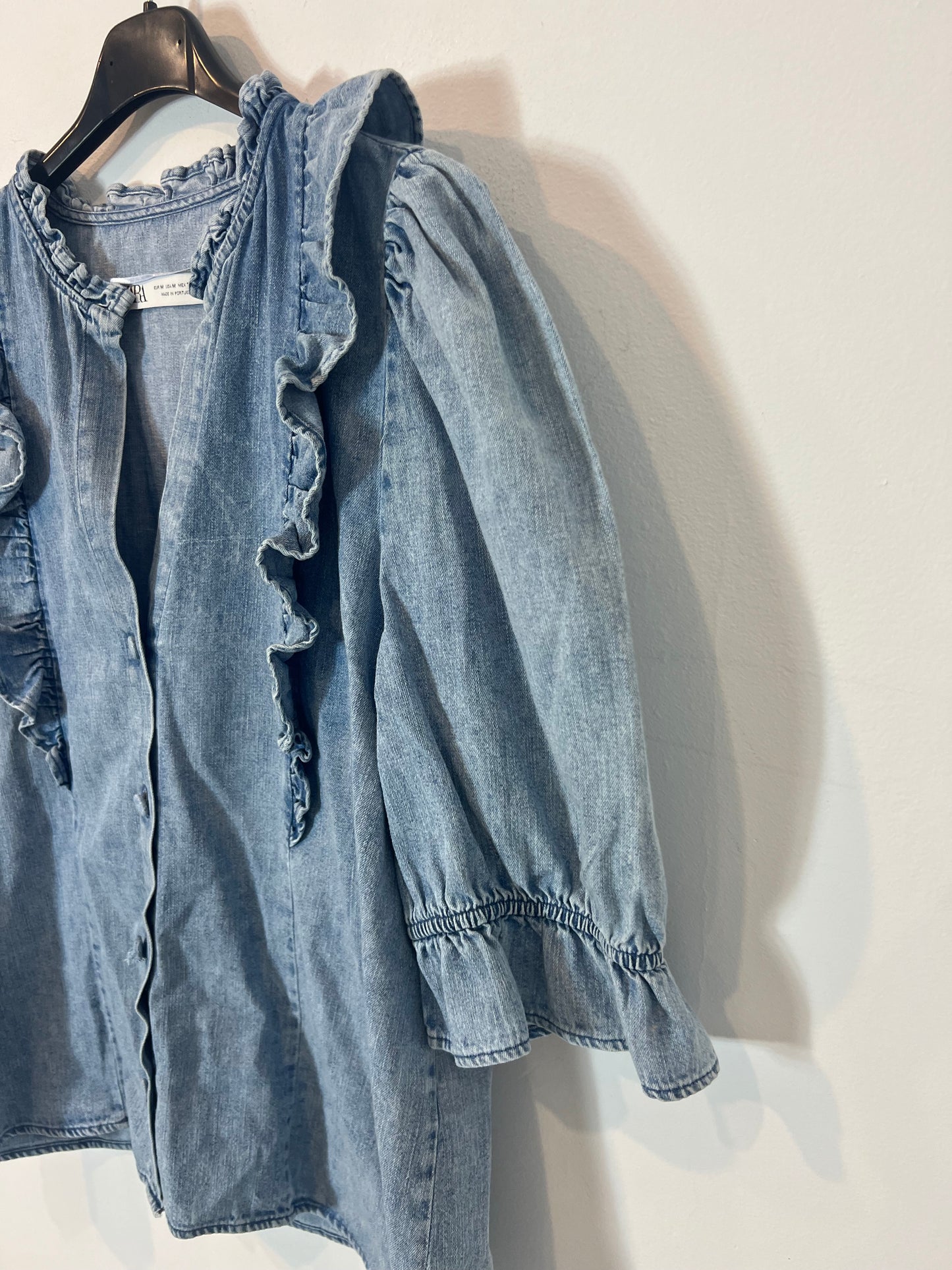 ZARA. Blusa denim volantes T.m (Tara)