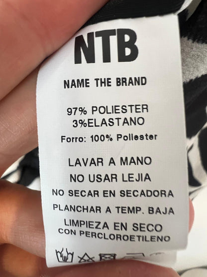 NTB. Blusa negra estampada aberturas