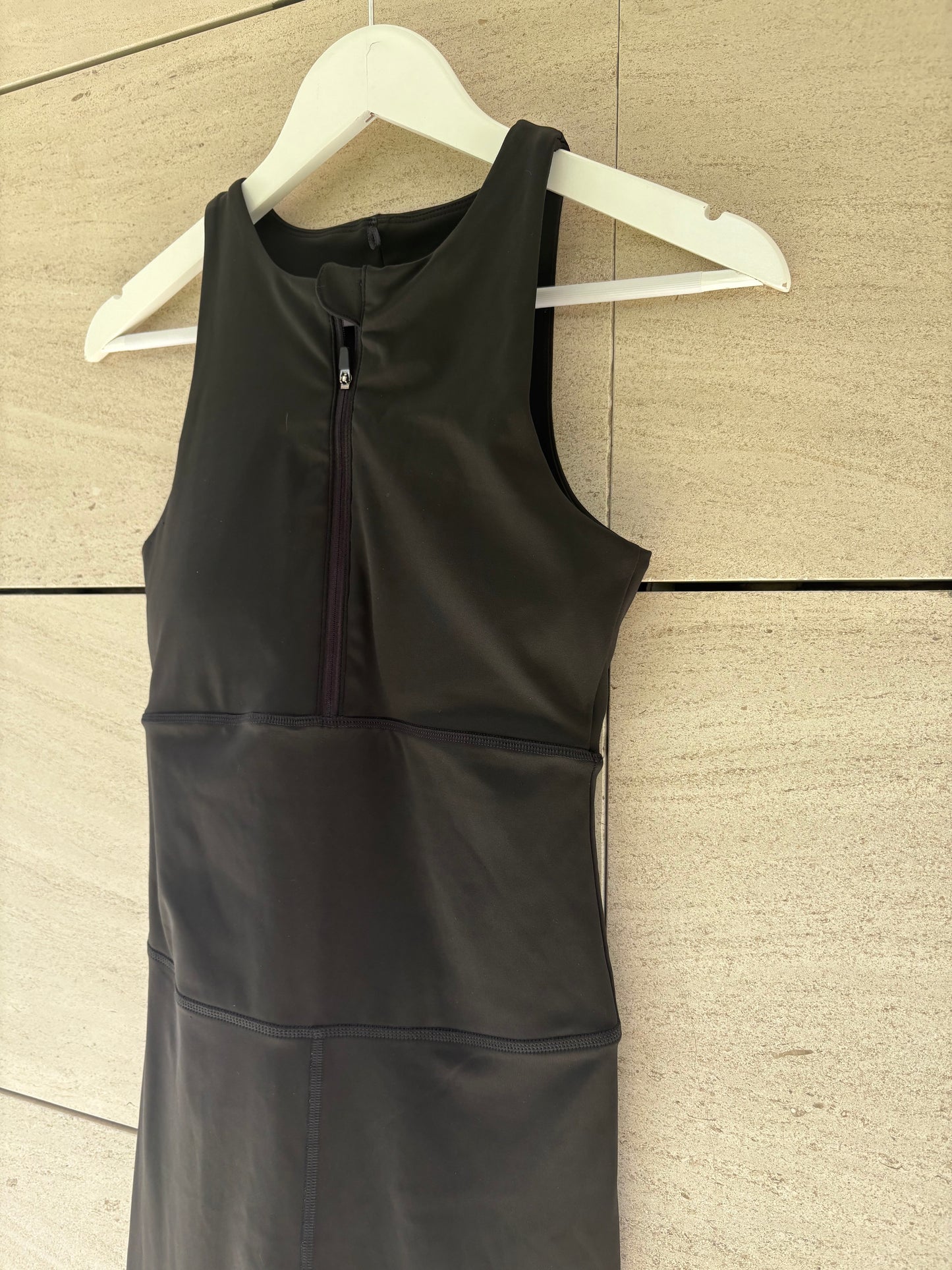 BORN LIVING YOGA. Mono negro largo cremallera. T S