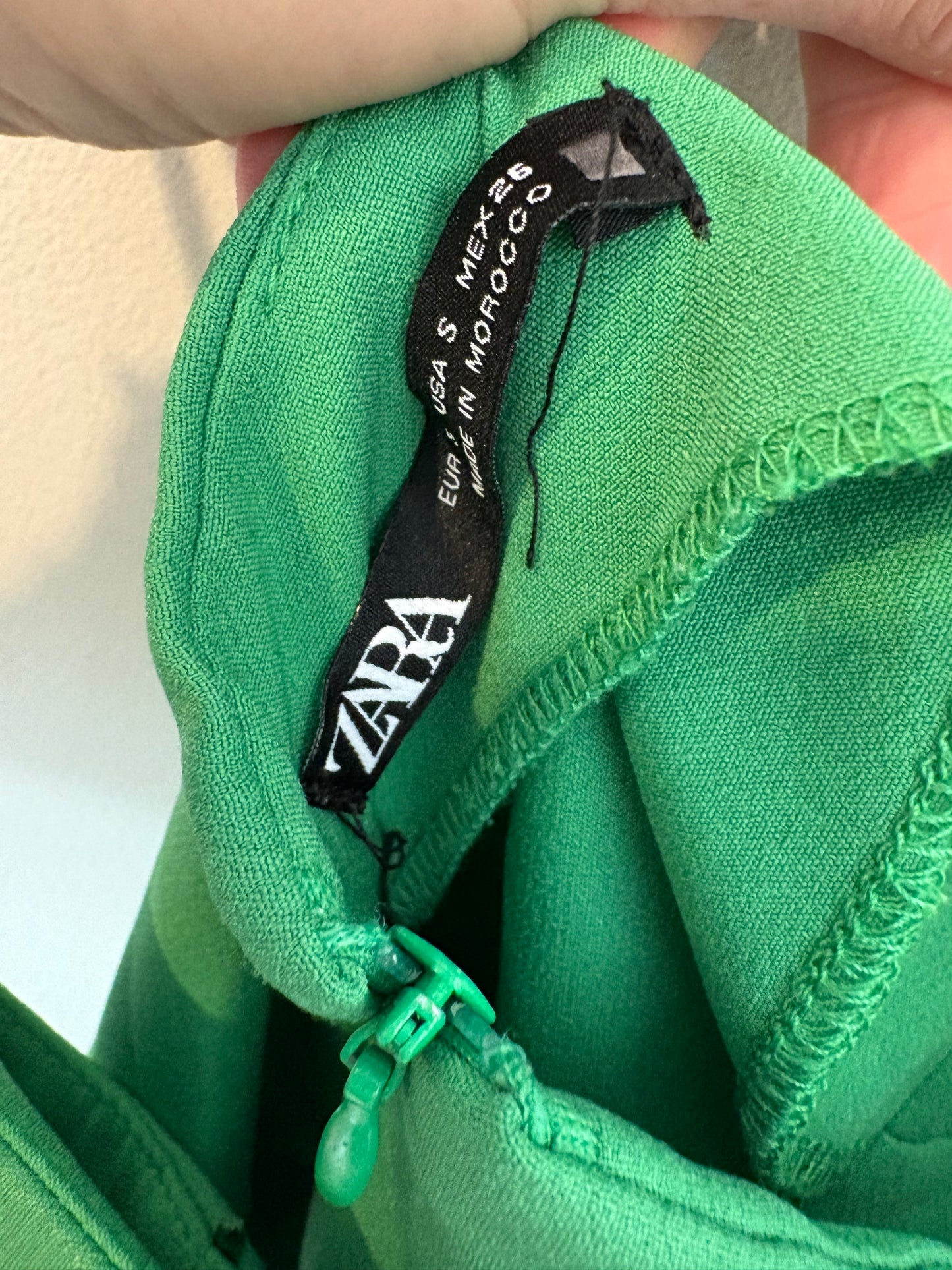 ZARA. Vestido midi verde abertura