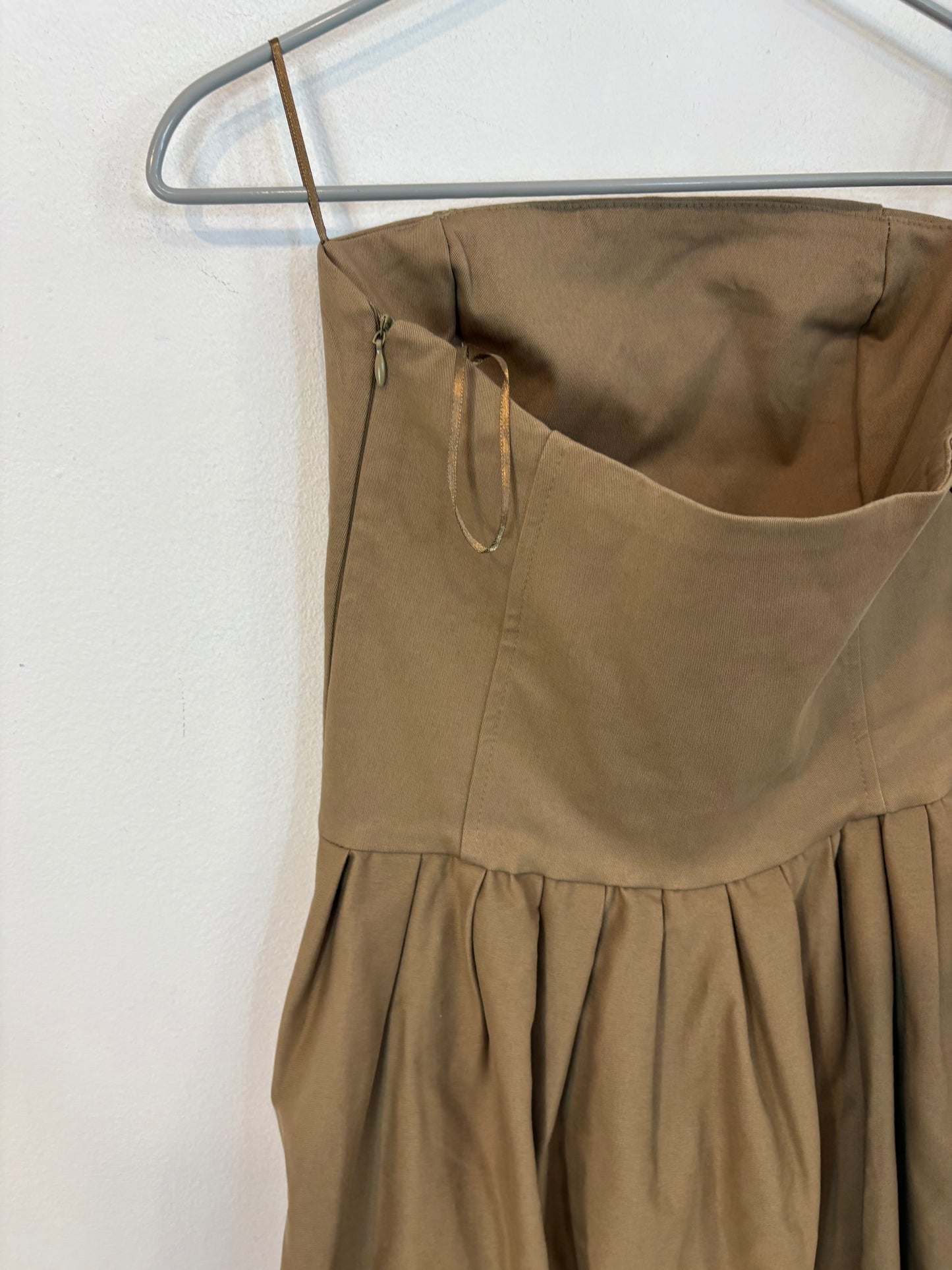 ZARA. Vestido palabra de honor caqui