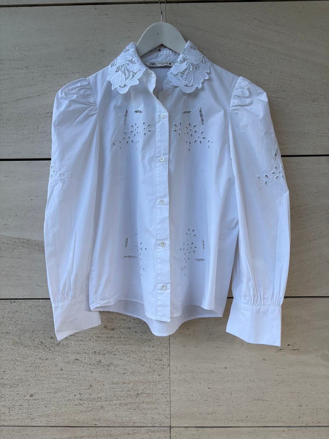 ZARA. Camisa blanca detalles troquelados