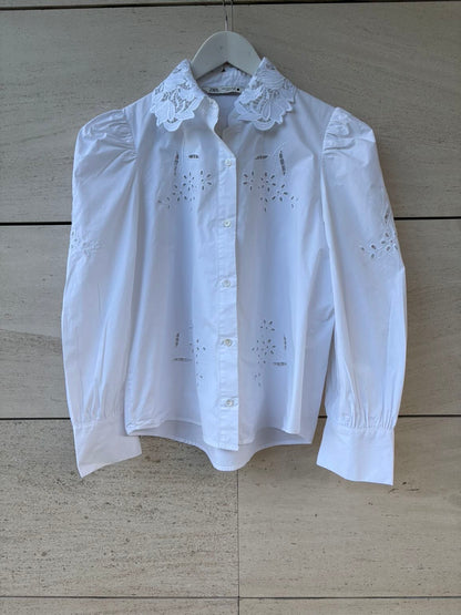 ZARA. Camisa blanca detalles troquelados