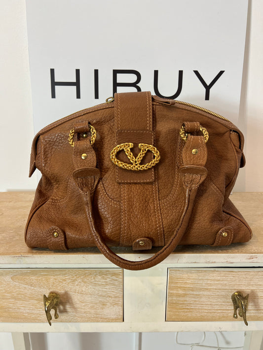 VALENTINO GARAVANI. Bolso camel detalles dorados (TARA)