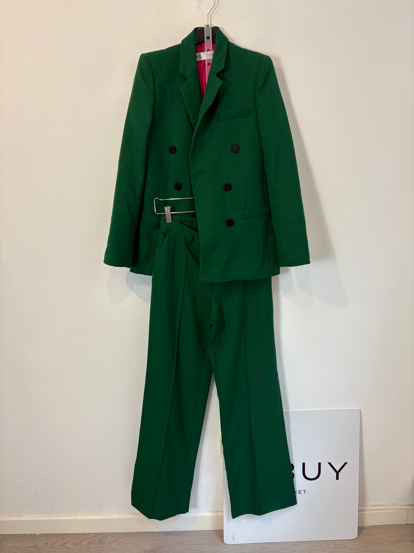 ZARA. Traje de chaqueta verde doble botonadura