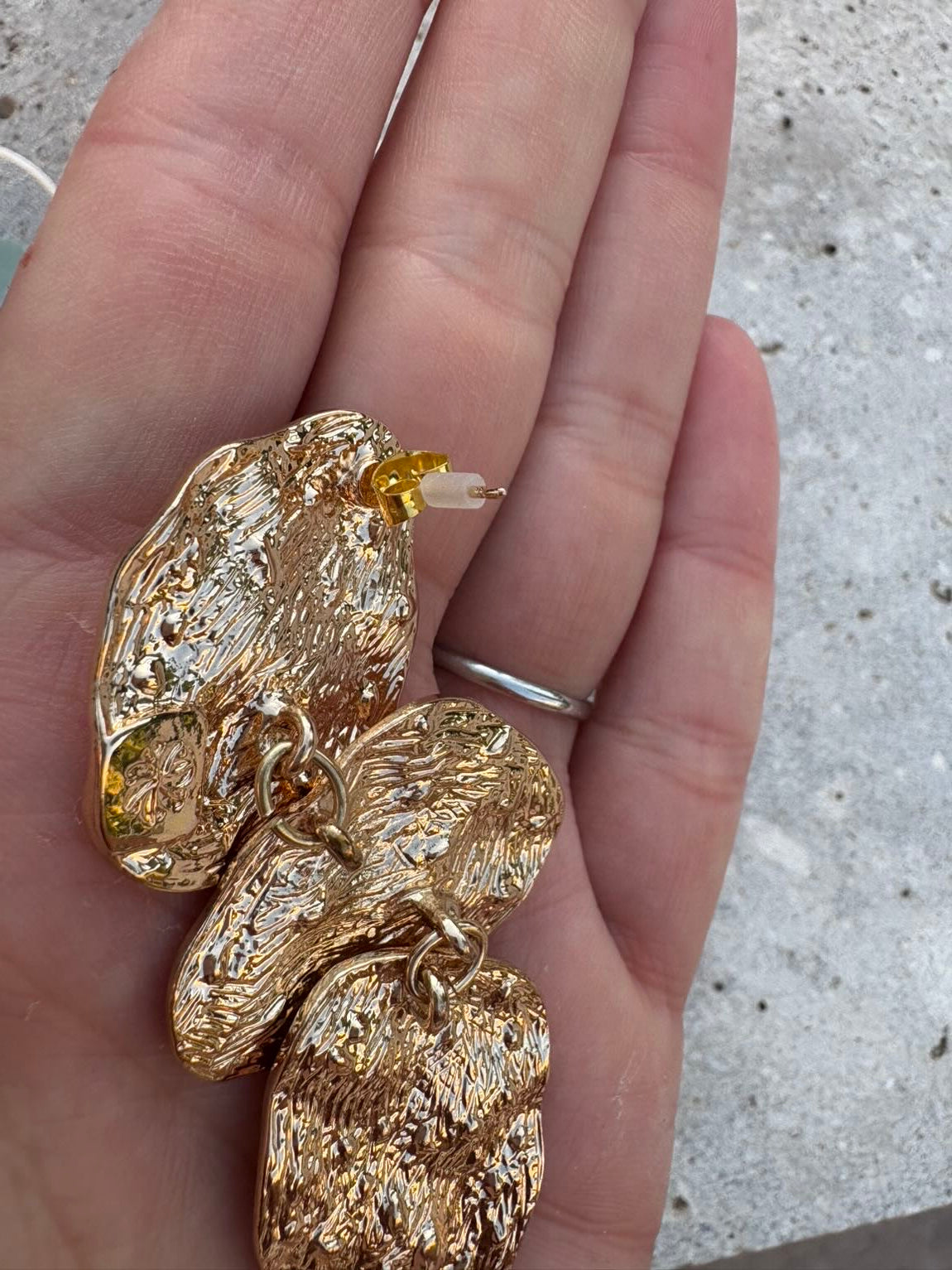 INTROPIA. Pendientes dorados piezas