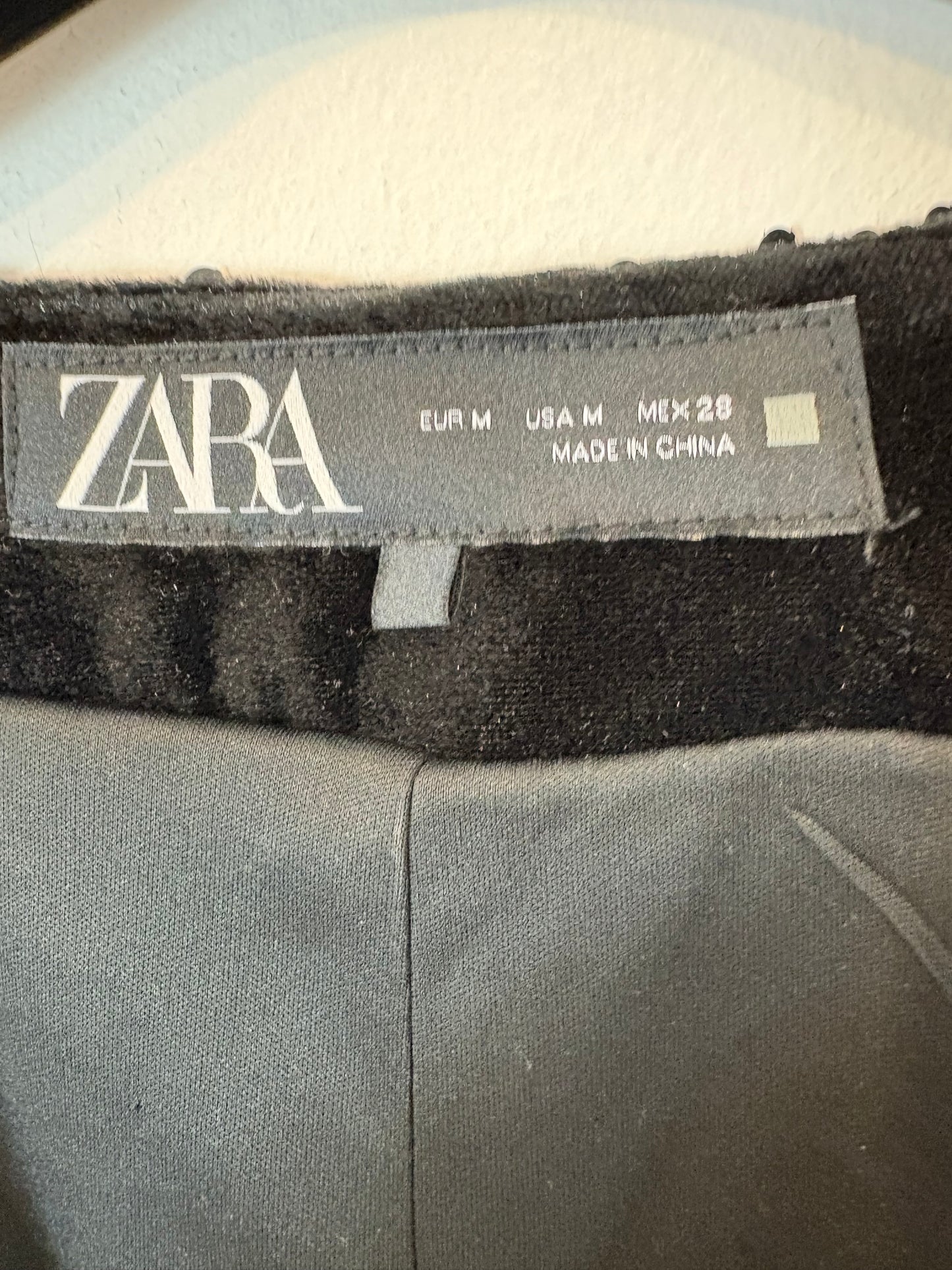 ZARA. Chaleco negro lentejuelas. T M
