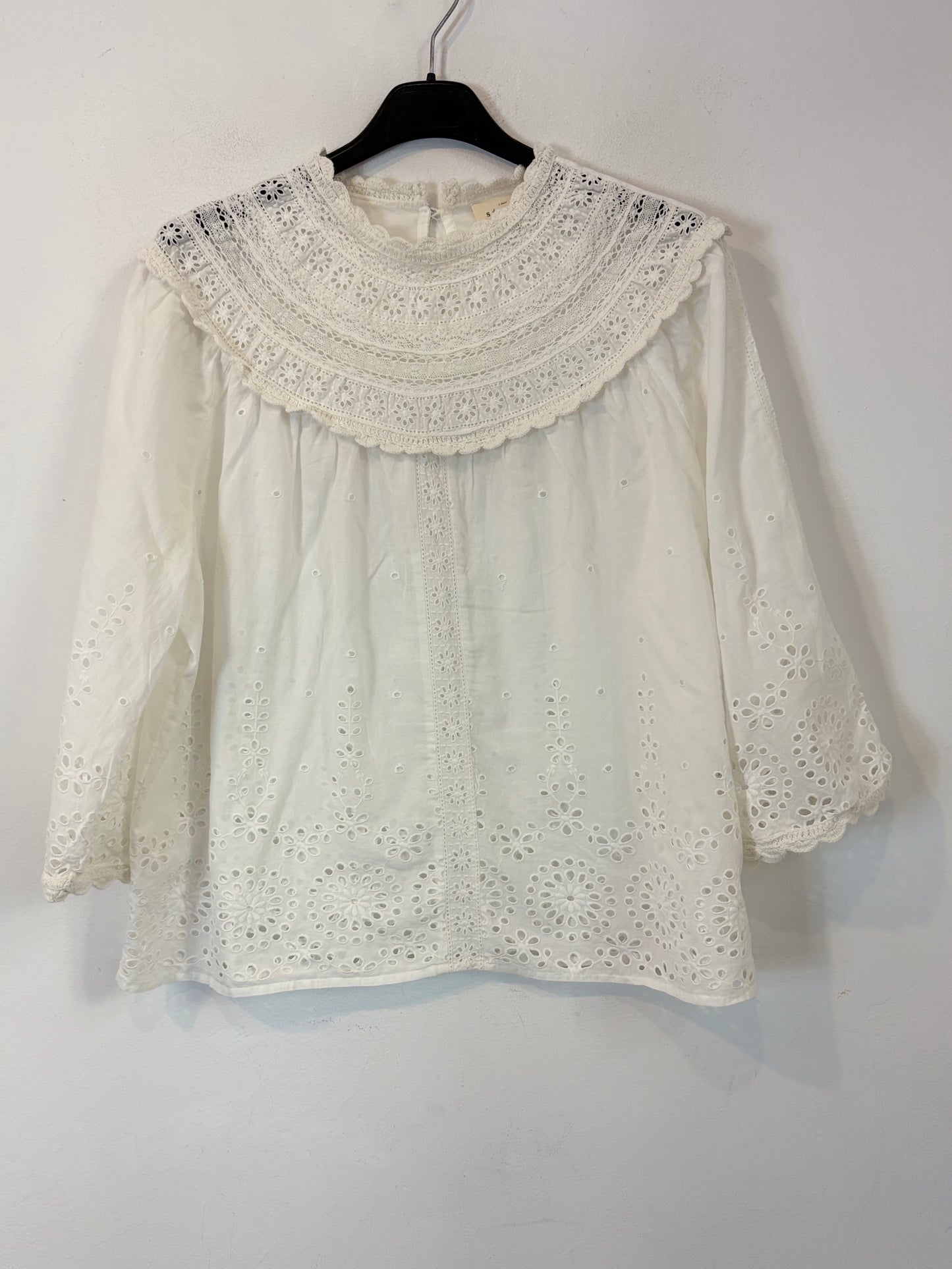 SÉZANE. Blusa blanca detalles bordados