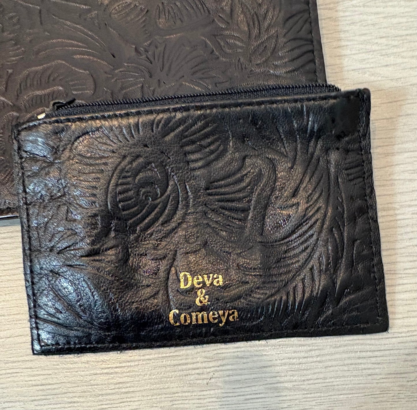 DEVA & COMEYA. Cartera de mano negra piel troquelada