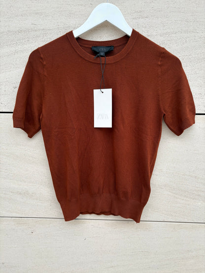 ZARA. Top punto granate