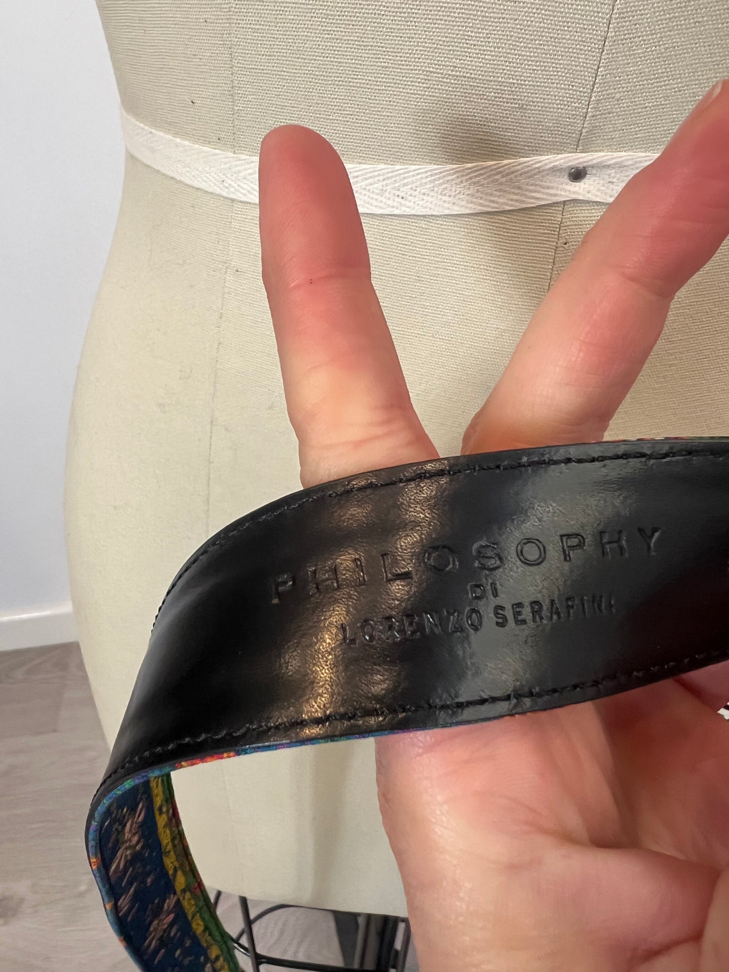 PHILOSOPHY OF LORENZO SERAFINI. Leather belt lined with printed fabric. Size 44 (M)