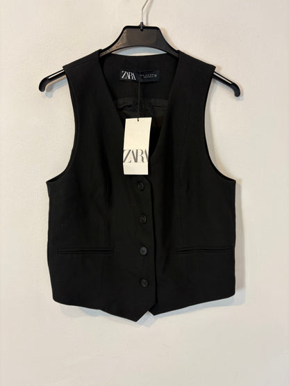 ZARA. Chaleco negro abotonado