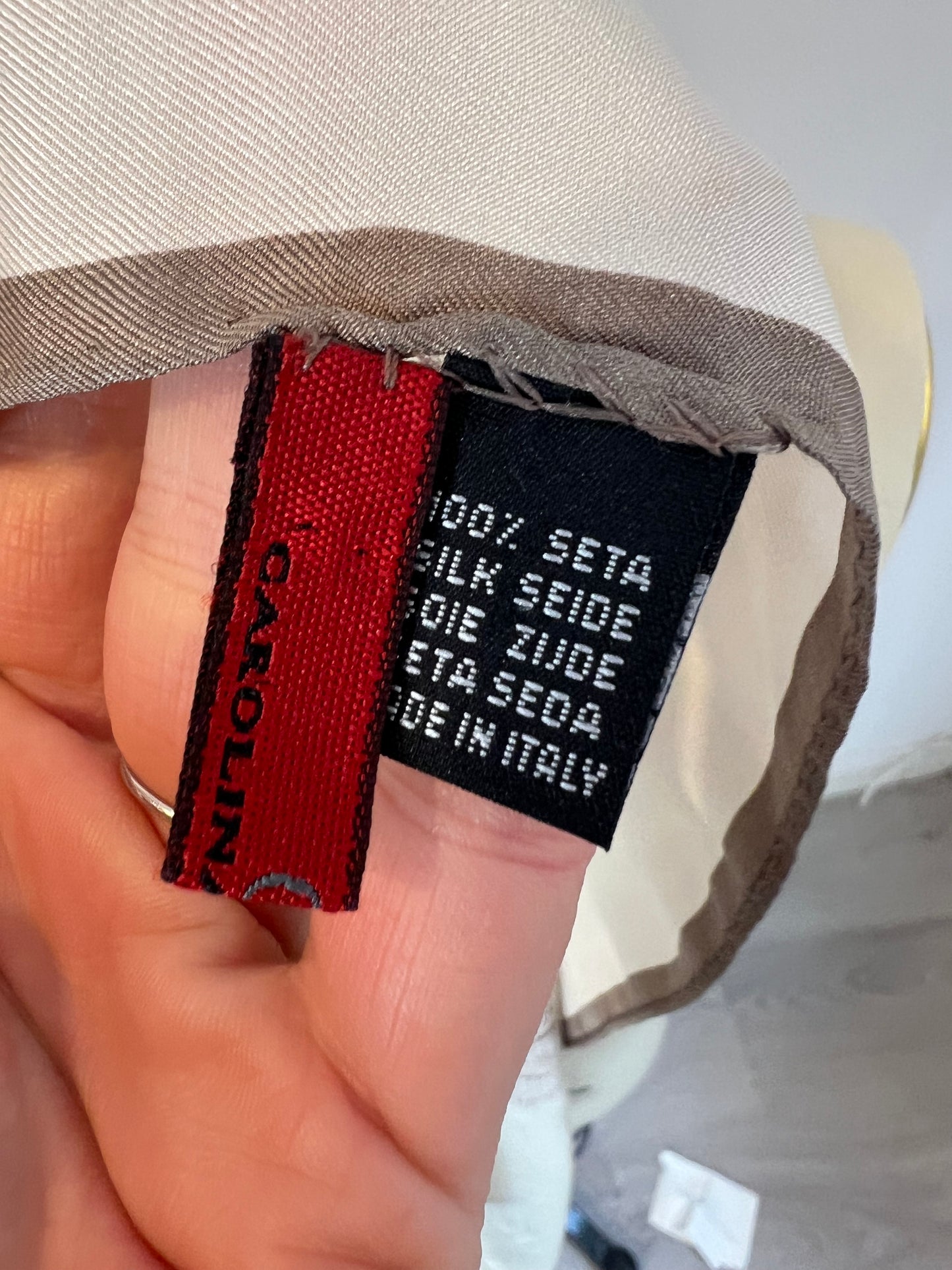 CAROLINA HERRERA. Pañuelo seda hojas tonos marrones