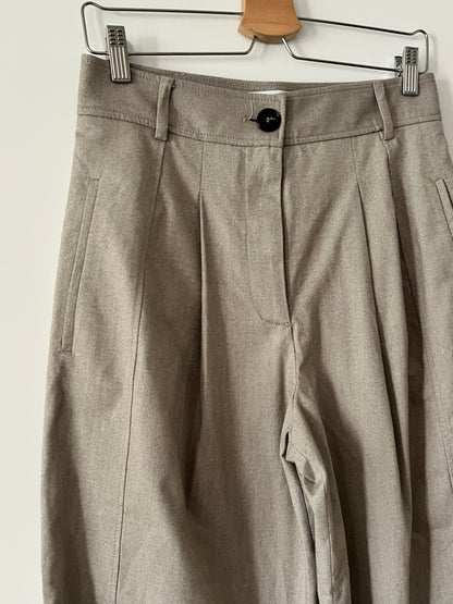 ZARA. Pantalón beige pinzas