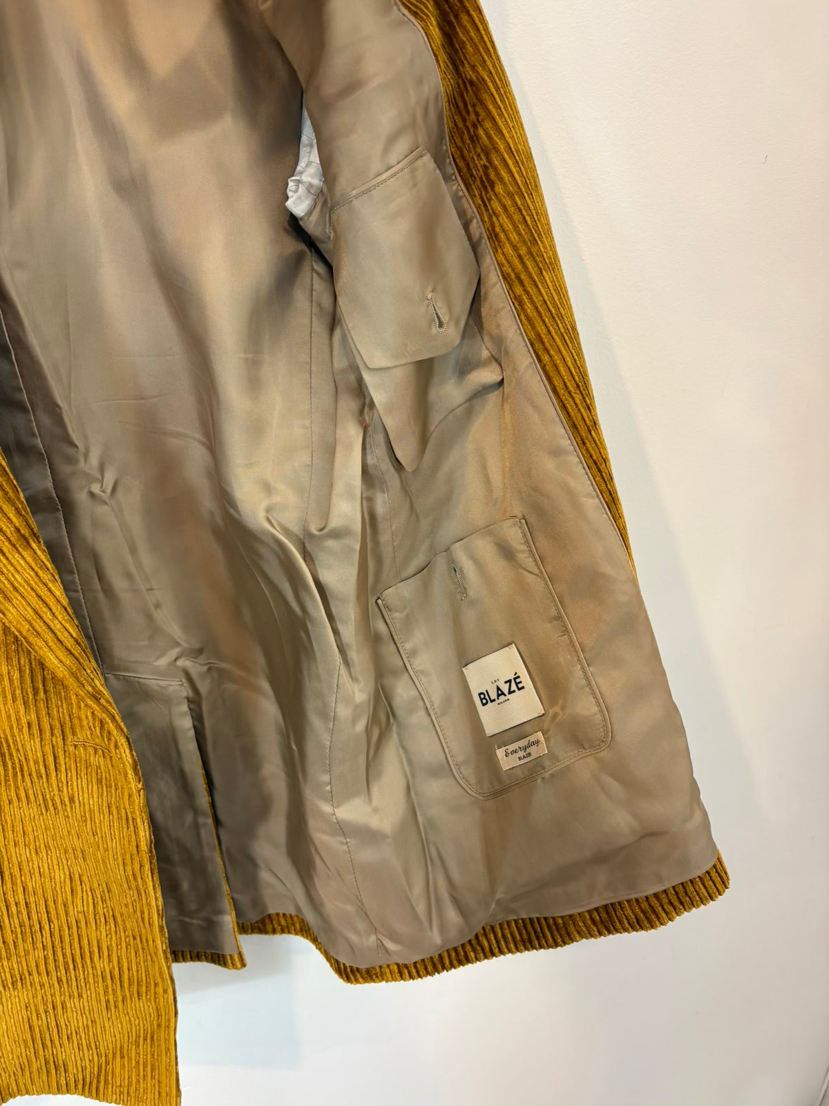 BLAZÉ MILANO. Modelo Everyday blazer pana camel
