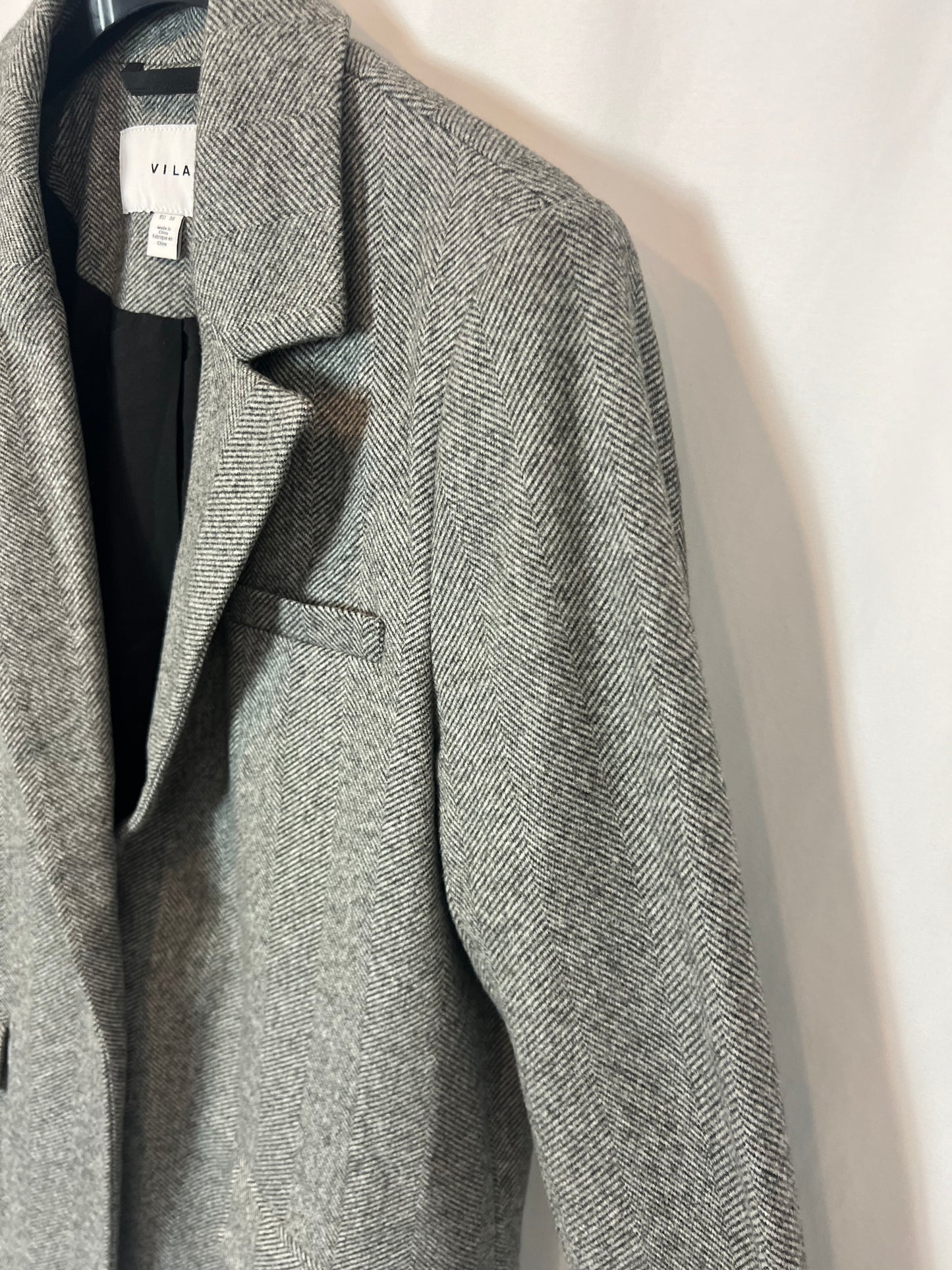 VILA. Blazer espiga gris. T 36