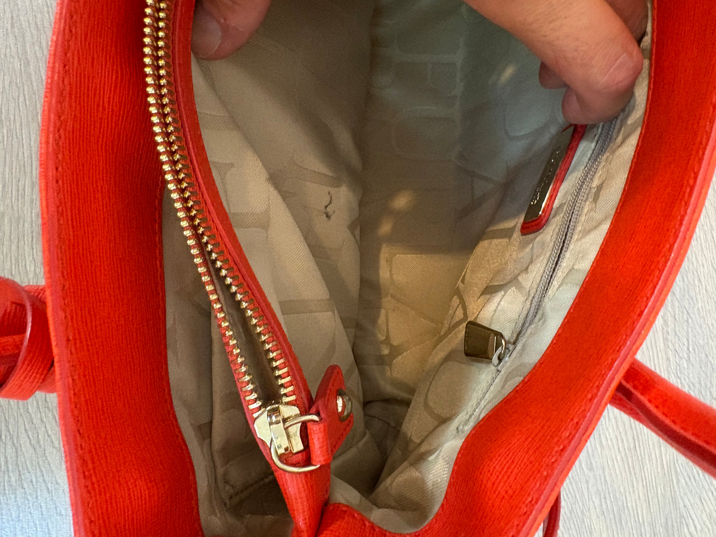 FURLA. Bolso rojo doble asa