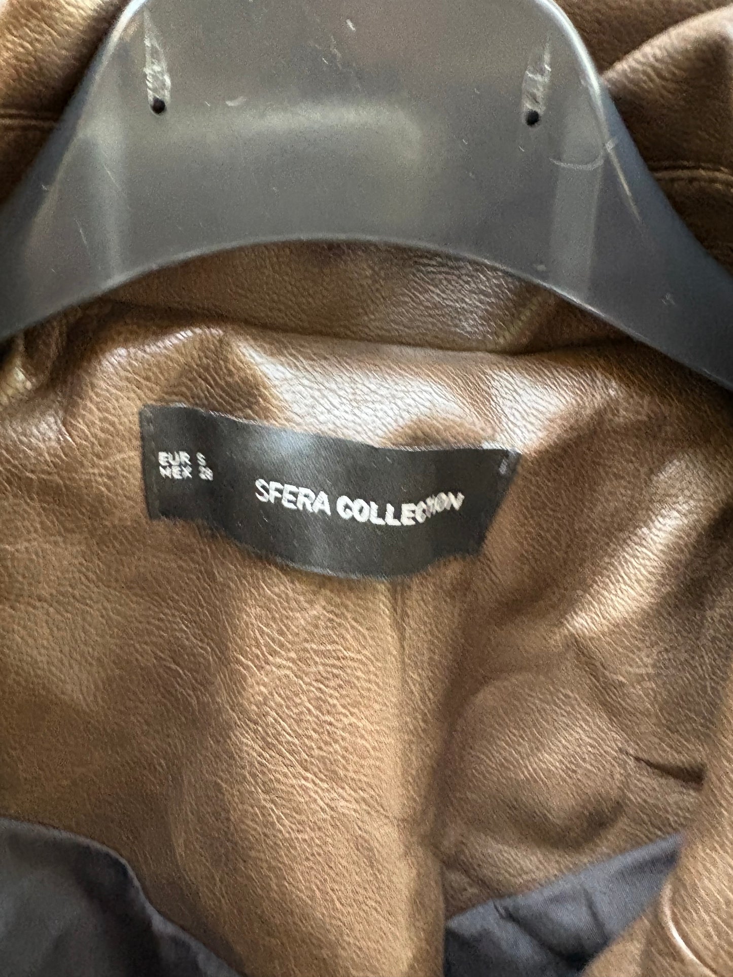 SFERA. Abrigo marrón efecto piel