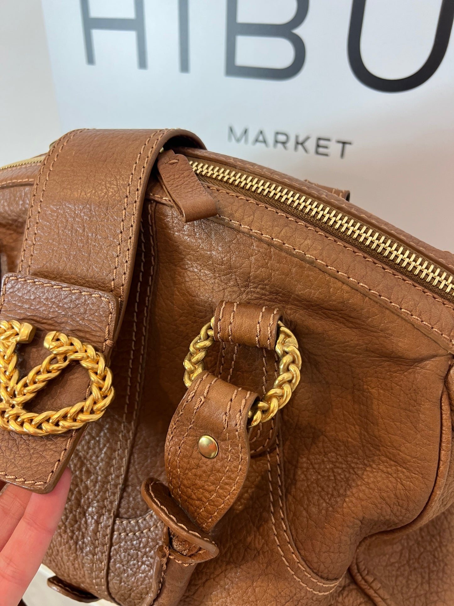 VALENTINO GARAVANI. Bolso camel detalles dorados (TARA)