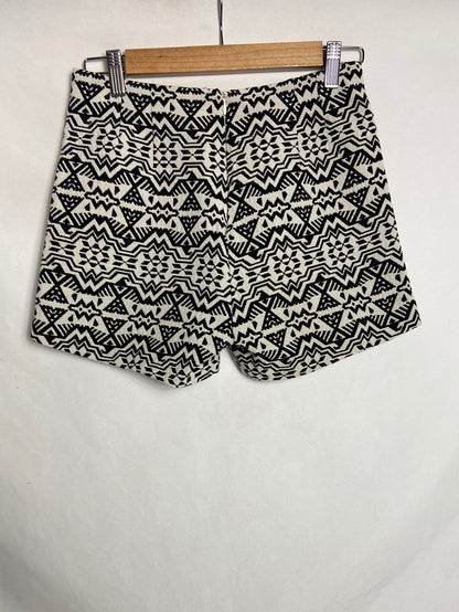 STRADIVARIUS. Black and white patterned shorts. Size 36