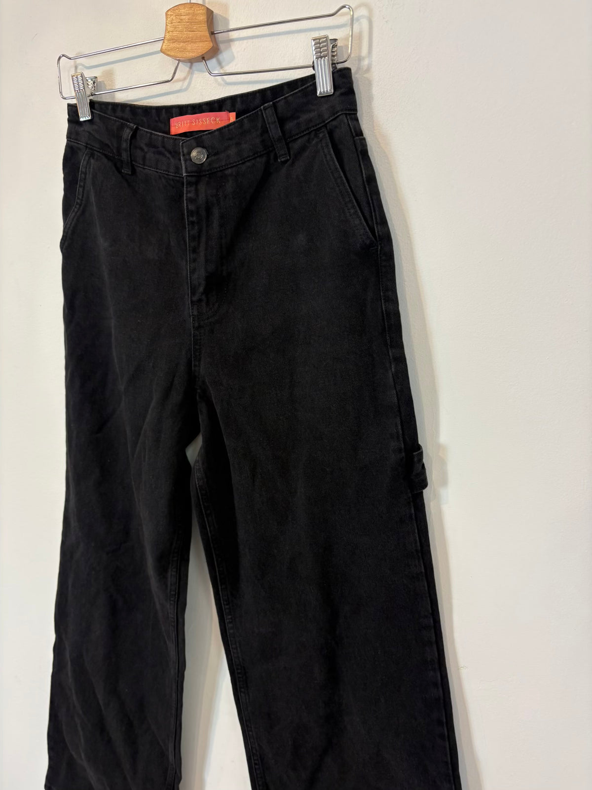 BRITT SISSECK. Denim negro pata ancha