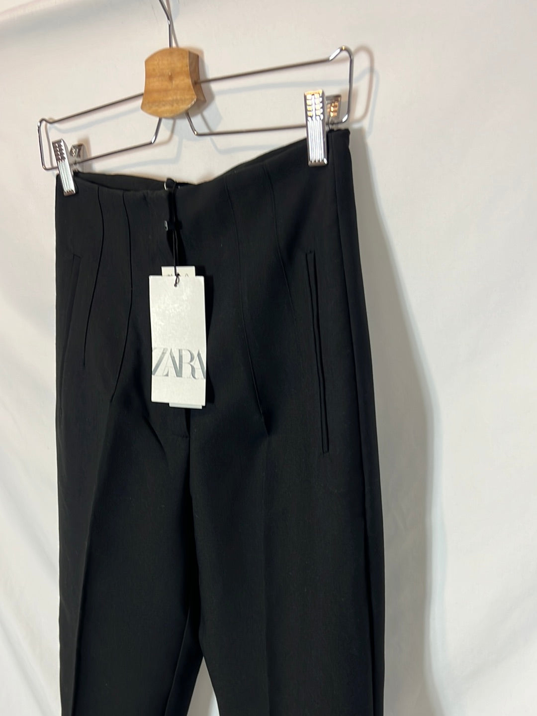 ZARA. Pantalón negro pinzas. T S