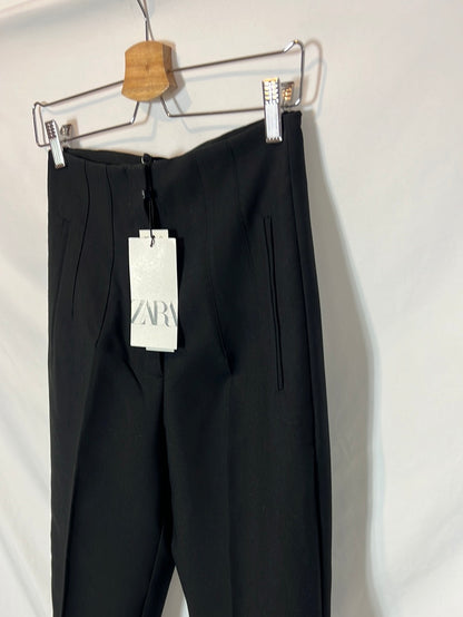 ZARA. Pantalón negro pinzas. T S
