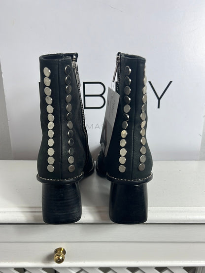 MICUIR. botas negras tachuelas T.39