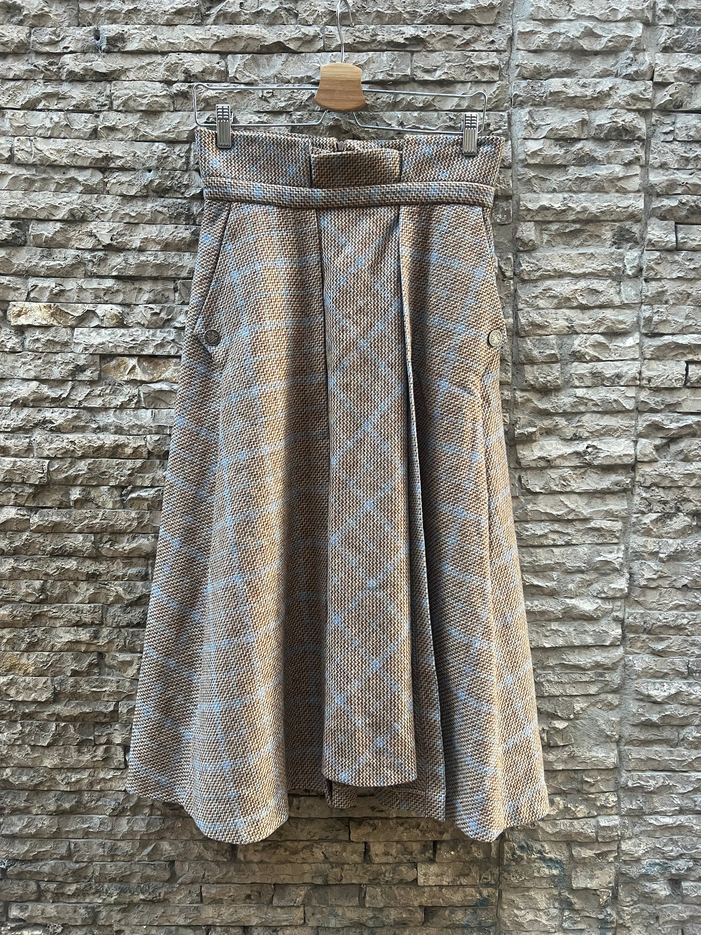 KIUT. Falda midi jaspeada lana