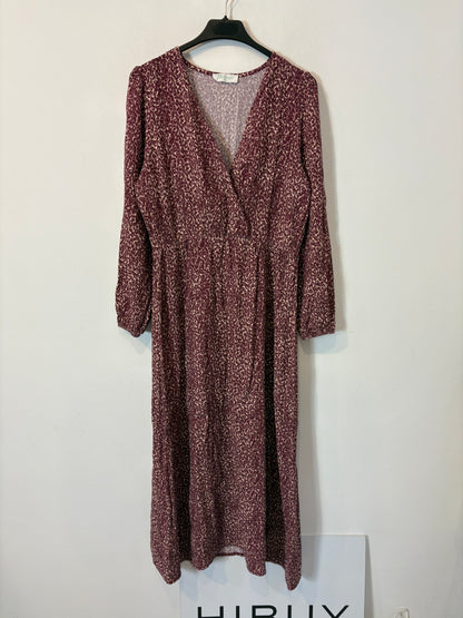 MONISQUI. Vestido largo estampado burdeos