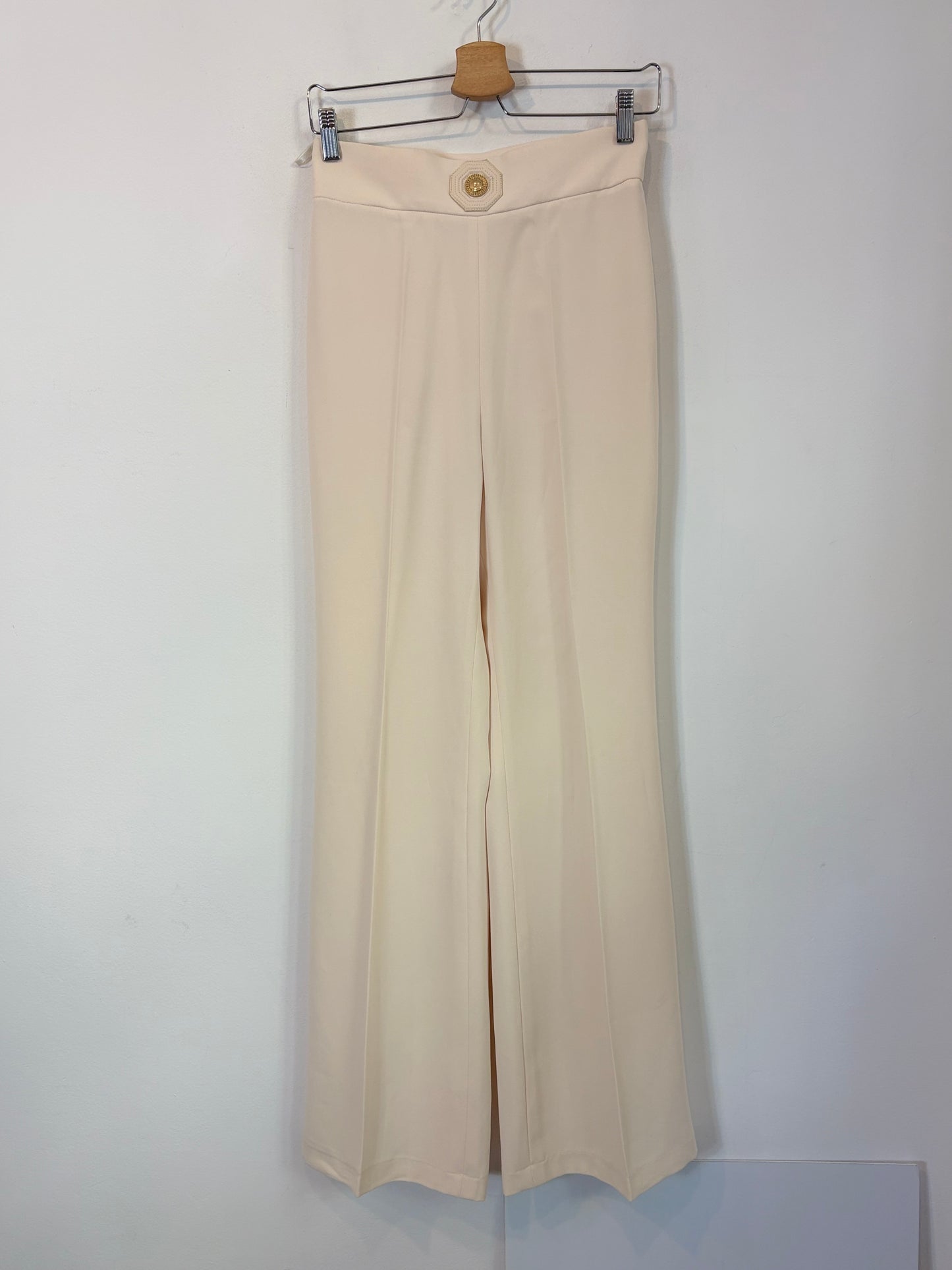 ELISABETTA FRANCHI. Pantalón fluido beige detalle cintura. T 36