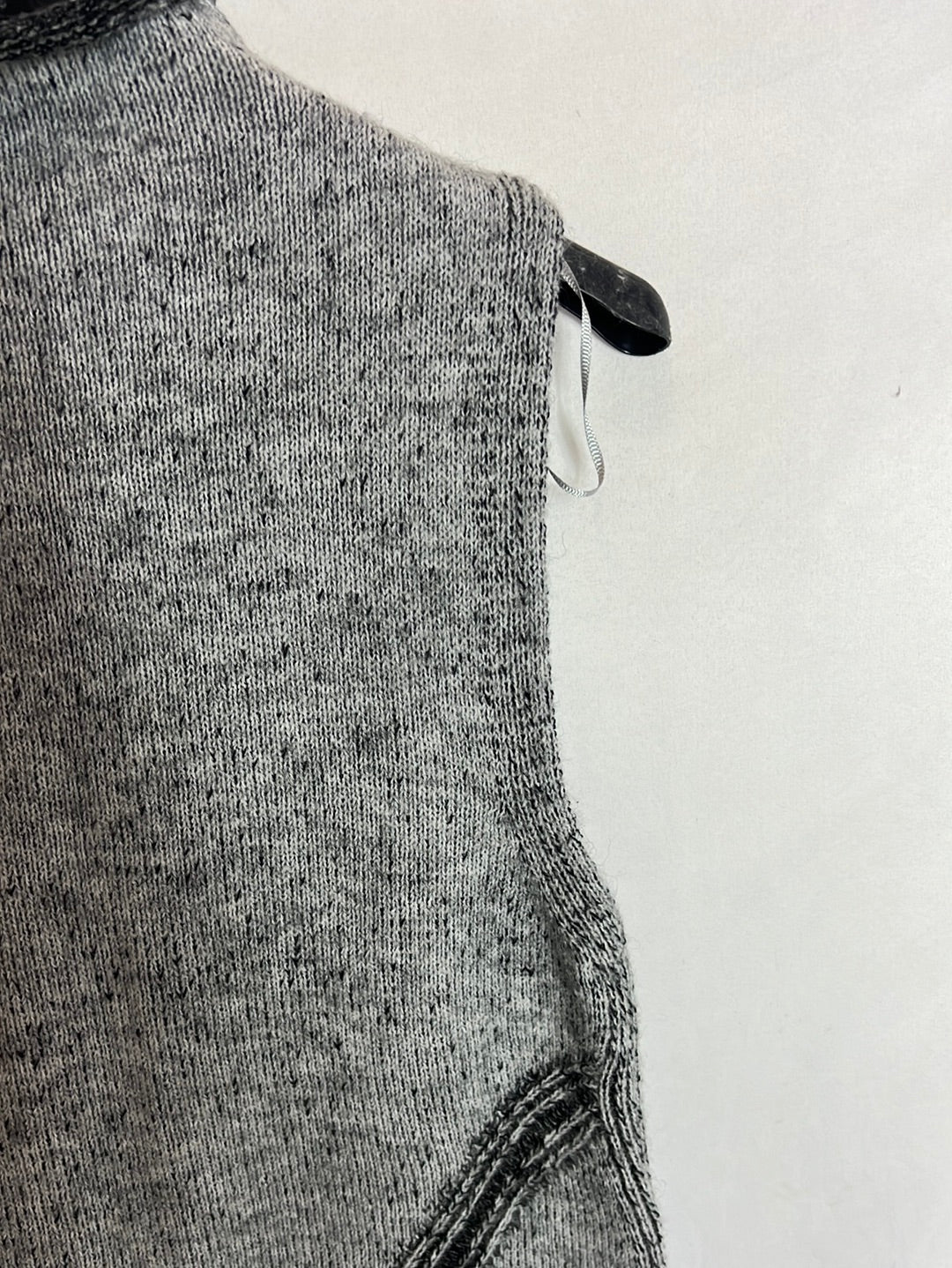 ZARA. Jersey sin mangas gris apertura. TS