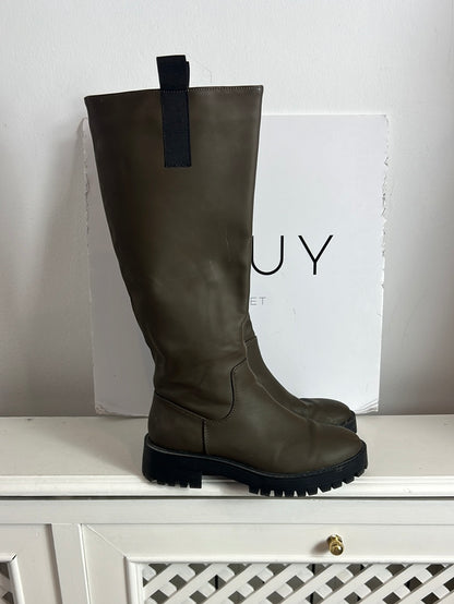 PULL&BEAR . Botas latas verdes. T 37