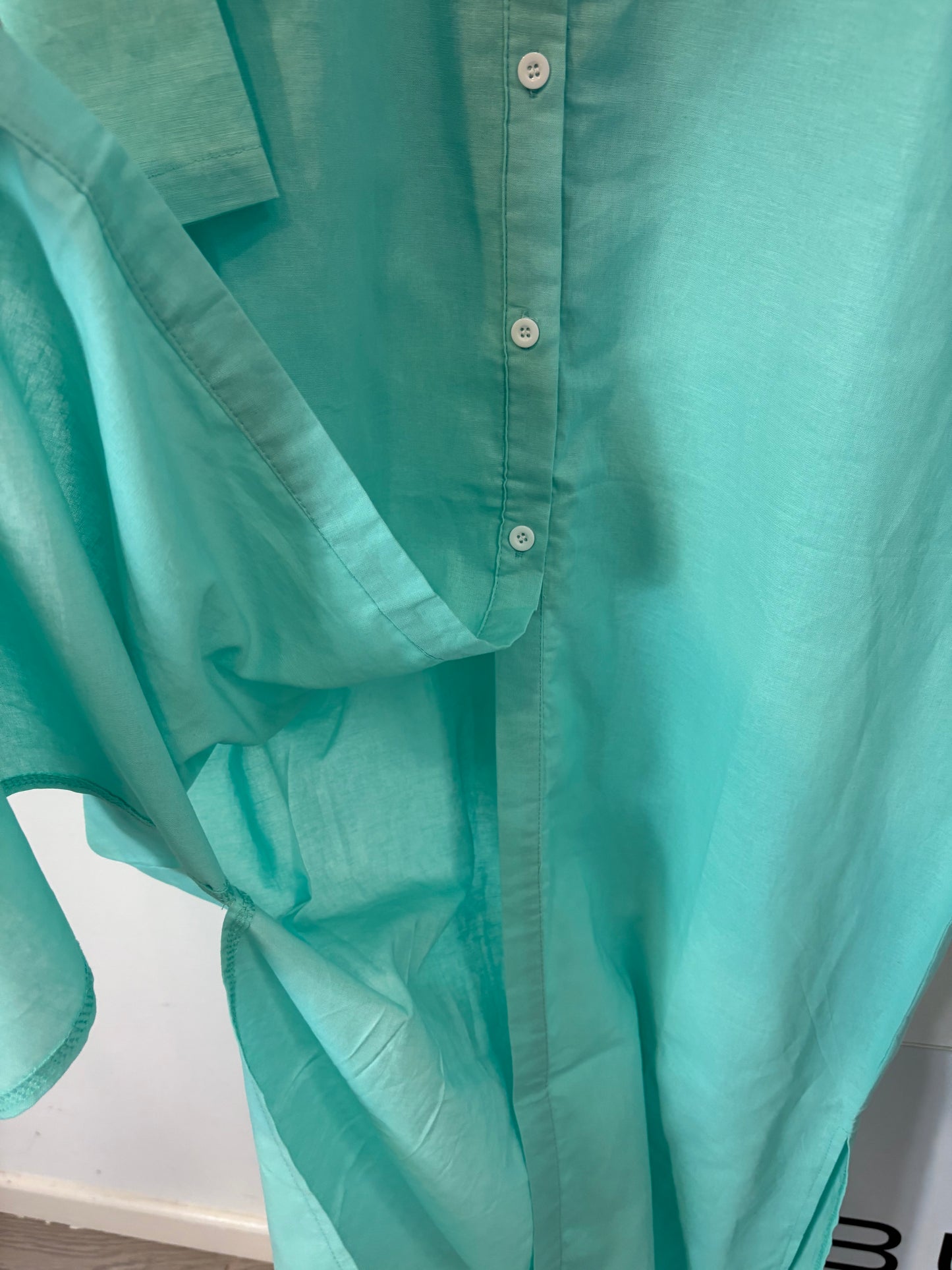 OTRAS. Vestido largo camisero verde agua mezcla