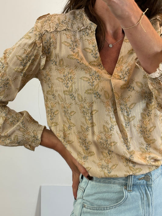 OTRAS. Blusa beige detalle nido de abeja. T S