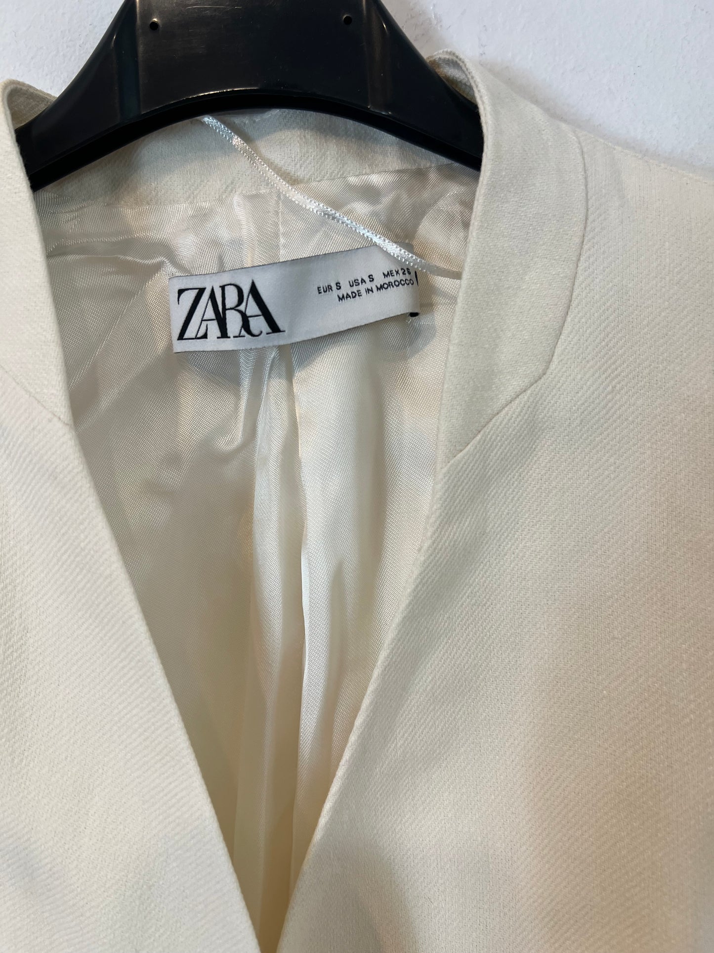 ZARA. Ecru blazer with belt. TS