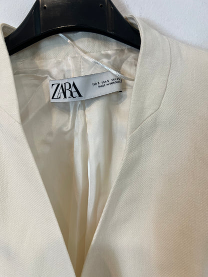 ZARA. Ecru blazer with belt. TS